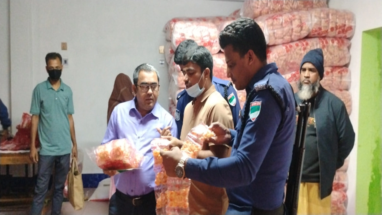 চুয়াডাঙ্গার দামুড়হুদা উপজেলায় অন্য প্রতিষ্ঠানের পণ্য নিজ নামে প্যাকেটজাত করার কারণে ব্যবসায়ীকে জরিমানা করেছে ভোক্তা-অধিকার সংরক্ষণ অধিদপ্তর। ছবি: সংগৃহীত