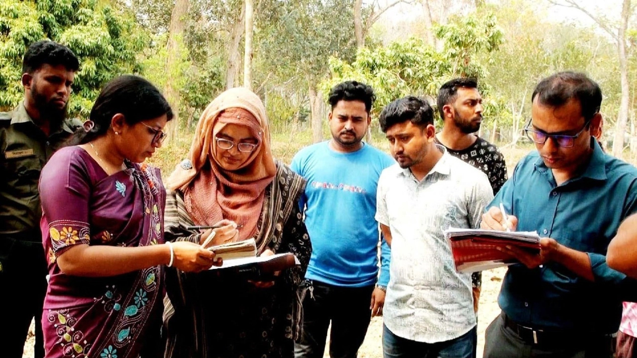 রোববার বাঘারপাড়ায় অবৈধভাবে মাটি কাটার দায়ে দুই ব্যক্তিকে দণ্ড দেন ভ্রাম্যমাণ আদালতের বিচারক ভূপালী সরকার। ছবি: প্রতিনিধি