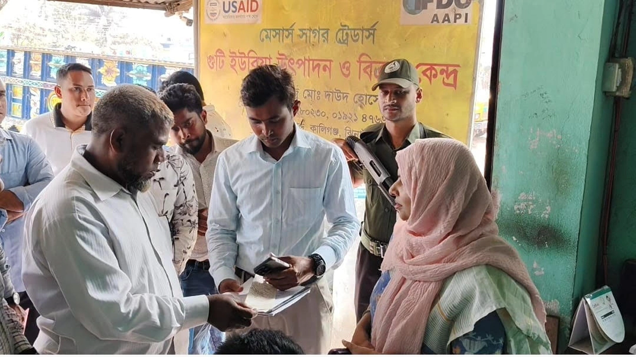 ঝিনাইদহের কালীগঞ্জ শহরে অবৈধ ভাবে সার বিক্রির অভিযোগে এক ব্যবসায়ীকে ৩০ হাজার টাকা জরিমানা করেছে ভ্রাম্যমাণ আদালত। ছবি: প্রতিনিধি