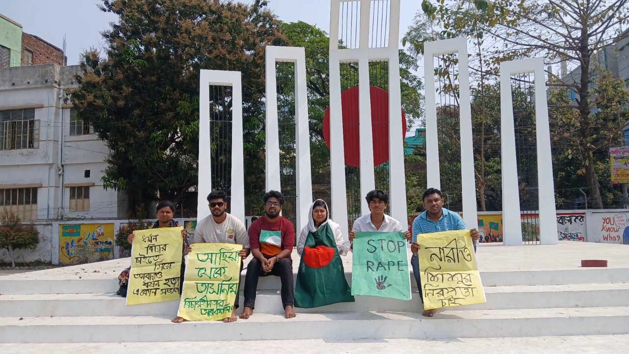 যশোরে নারী ও শিশু নির্যাতনের প্রতিবাদে ল’ কলেজের এক ছাত্রীর অবস্থান কর্মসূচি। ছবি: গ্রামের কাগজ