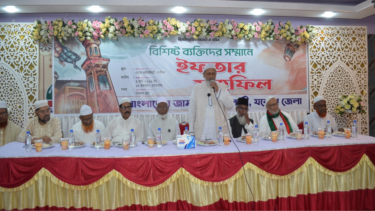 সোমবার বাংলাদেশ জামায়াতে ইসলামী যশোর জেলা শাখার উদ্যোগে বিশিষ্ট ব্যক্তিদের সম্মানে ইফতার মাহফিলে বক্তৃতা করেন জেলা আমির অধ্যাপক গোলাম রসুল এমপি। ছবি: গ্রামের কাগজ