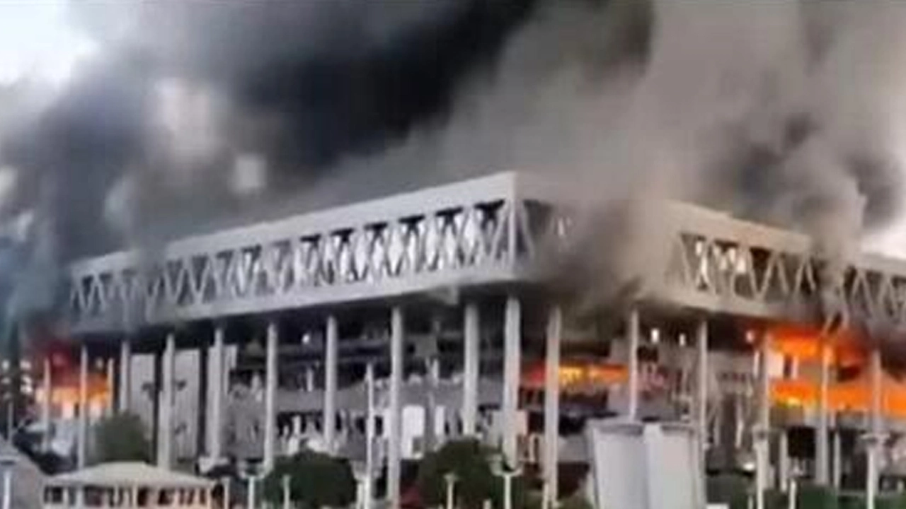 তেহরানে রাষ্ট্রীয় টেলিভিশন আইআরআইবি ভবনে ইসরায়েলের বিমান হামলা ¦ ছবি: ফ্রান্স ২৪