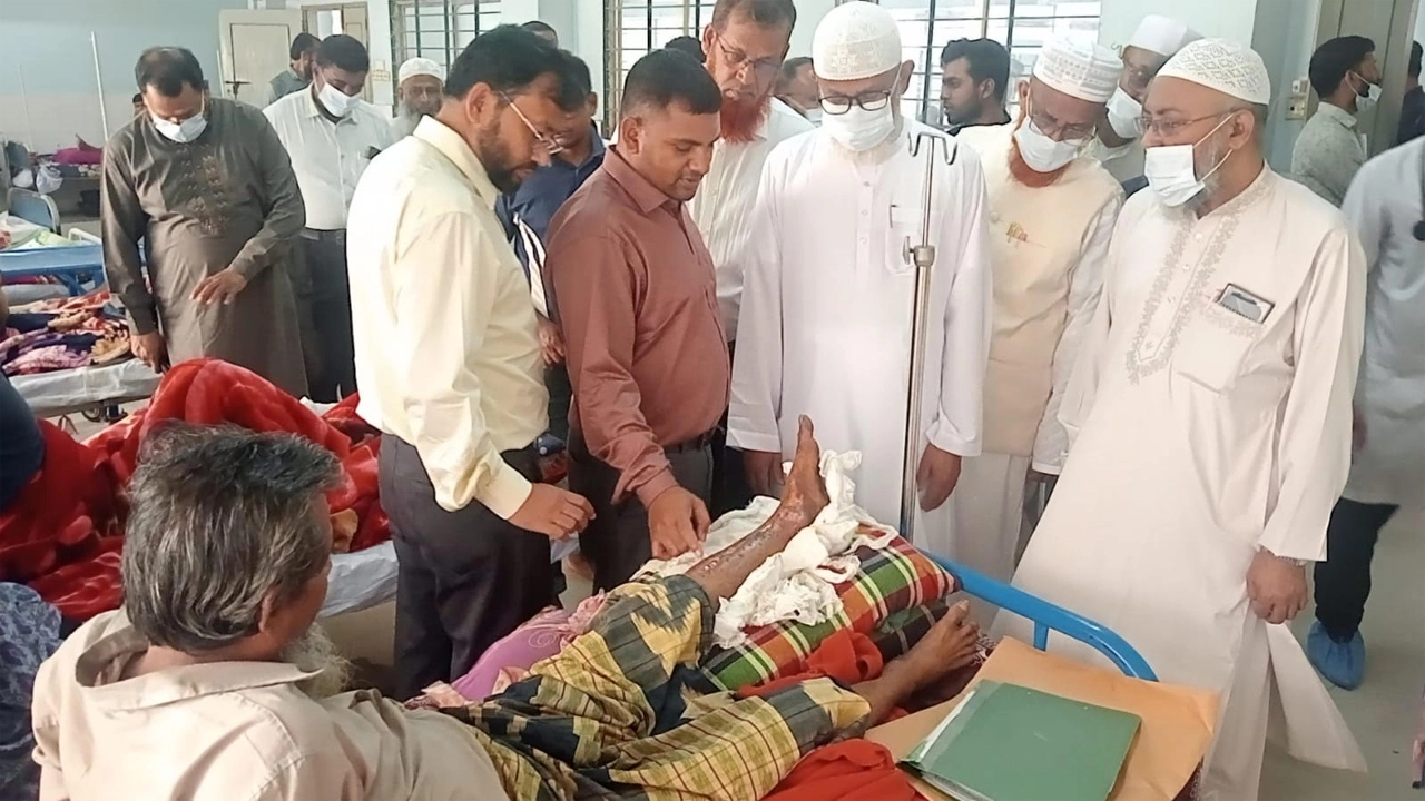সাতক্ষীরা মেডিকেল কলেজ ও হাসপাতাল আকস্মিক পরিদর্শন করেন এমপি আব্দুল খালেক