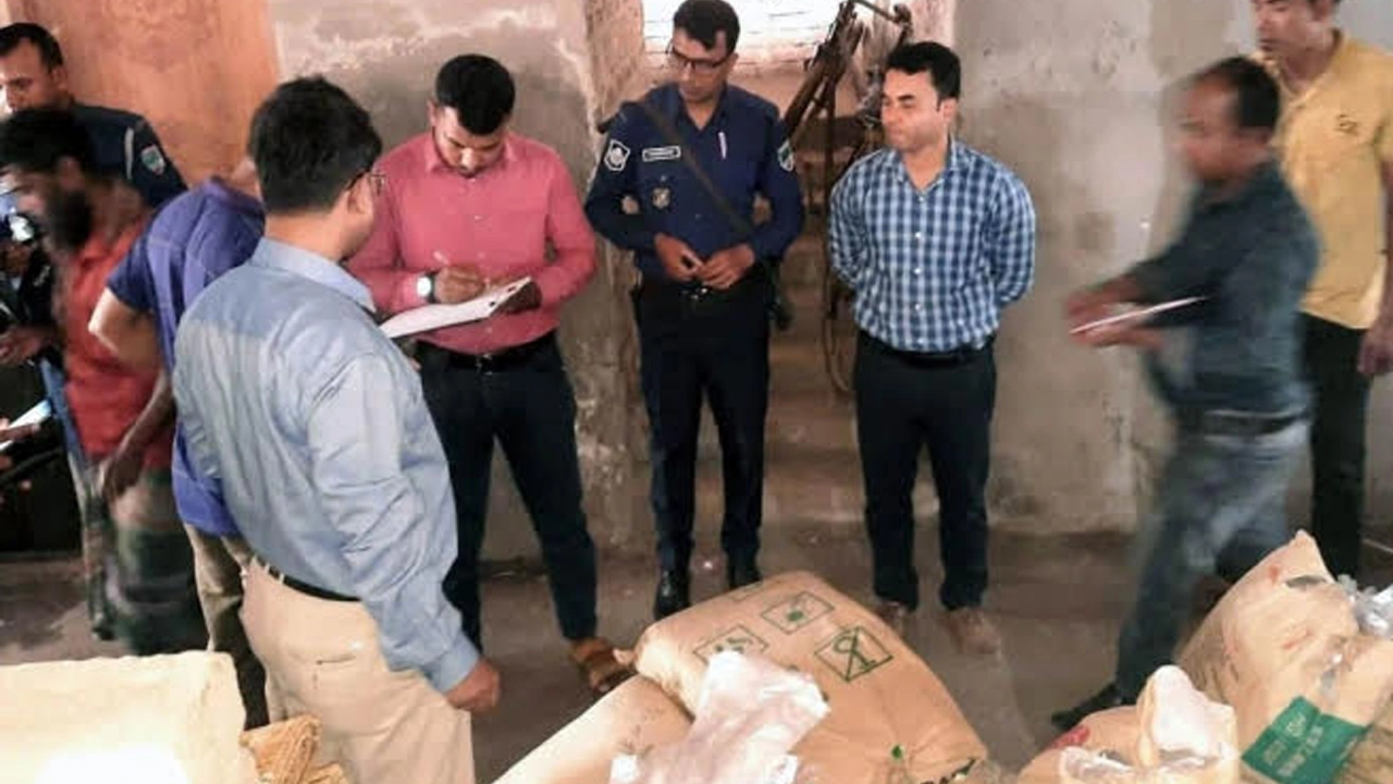 অভয়নগরে পলিথিন বিরোধী অভিযান
