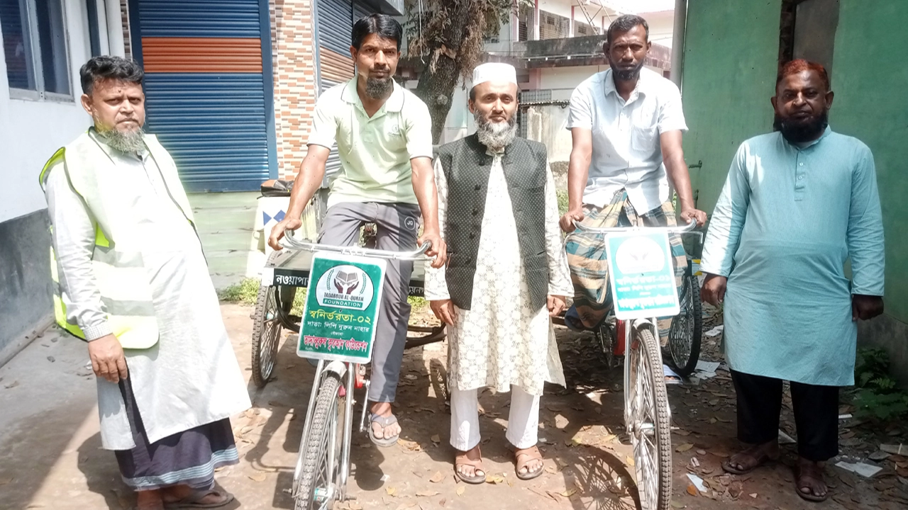 অভয়নগরে তাদাব্বুরুল কুরআন ফাউন্ডেশনের ভ্যান, টিন ও খাদ্যসামগ্রী বিতরণ