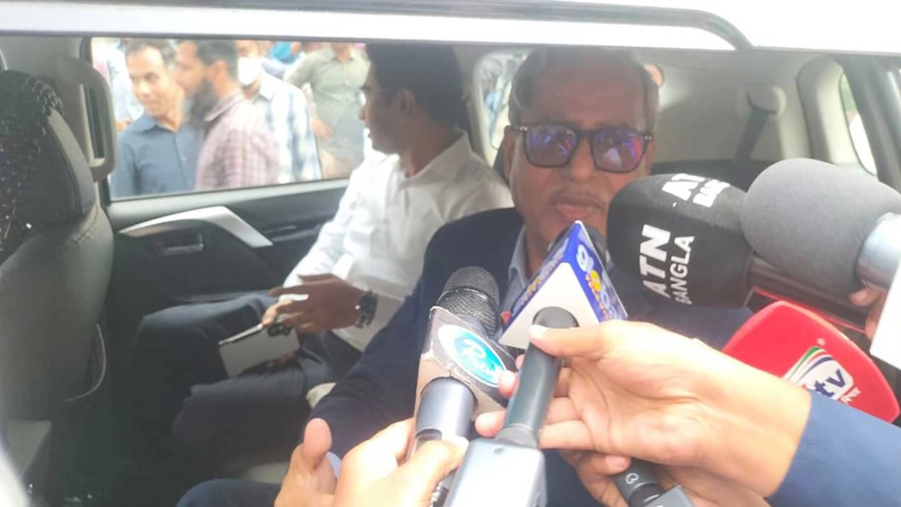পদত্যাগপত্র জমা দিয়ে বের হয়ে যাওয়ার সময় কমিশনার মিঞা মুহাম্মদ আলি আকবার আজিজী সাংবাদিকদের সঙ্গে কথা বলেন।