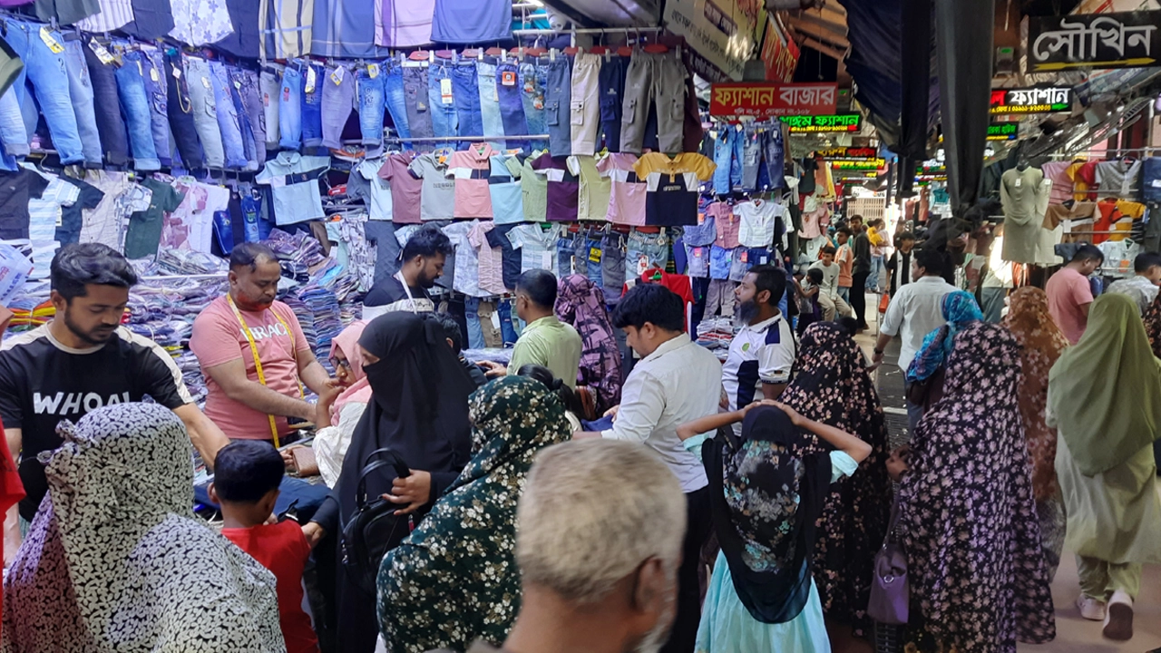যশোরে শিশুদের ঈদ পোশাকের বাজার জমজমাট।