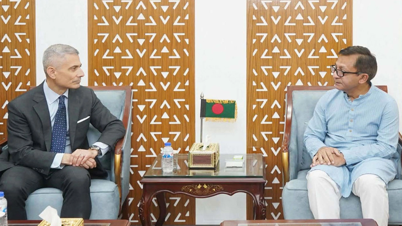 যুক্তরাষ্ট্রের দক্ষিণ ও মধ্য এশিয়াবিষয়ক সহকারী পররাষ্ট্রমন্ত্রী পল কাপুরের সঙ্গে বৈঠকে বাণিজ্যমন্ত্রী খন্দকার আবদুল মুক্তাদির।