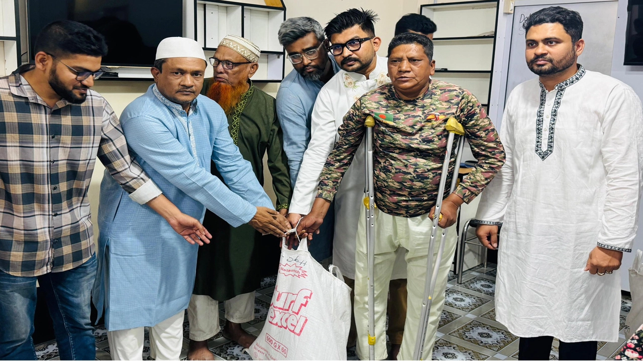 যশোর উপশহরে আল মামু ফাউন্ডেশনের উদ্যোগে অসচ্ছল মানুষের মধ্যে ইফতার সামগ্রী বিতরন করেন জেলা বিএনপির সাংগঠনিক সম্পাদক ইঞ্জিনিয়ার রবিউল ইসলাম। ছবি: নূর ইমাম বাবুল