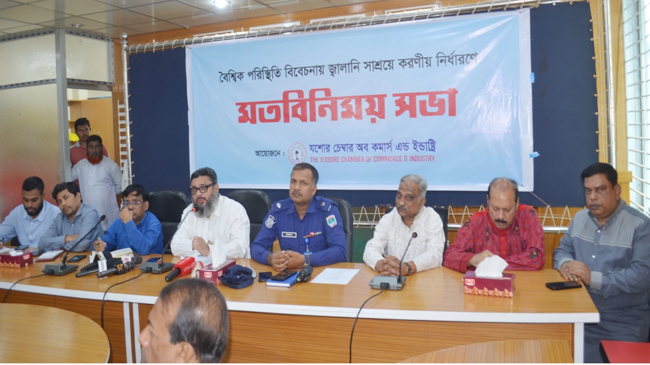 বৃহস্পতিবার যশোর চেম্বার অব কমার্স এন্ড ইন্ডাস্ট্রির উদ্যোগে বৈশ্বিক পরিস্থিতি বিবেচনায় জ্বালানি সাশ্রয়ে করনীয় নির্ধারণে বিদ্যুৎ বিভাগ ও বিভিন্ন প্রতিষ্ঠানের ব্যবসায়ীদের সাথে মতবিনিময় সভায় বক্তৃতা করেন চেম্বার অব কমার্স এন্ড ইন্ডাস্ট্রির সম্পাদক তানভীরুল ইসলাম সোহান। ছবি: গ্রামের কাগজ