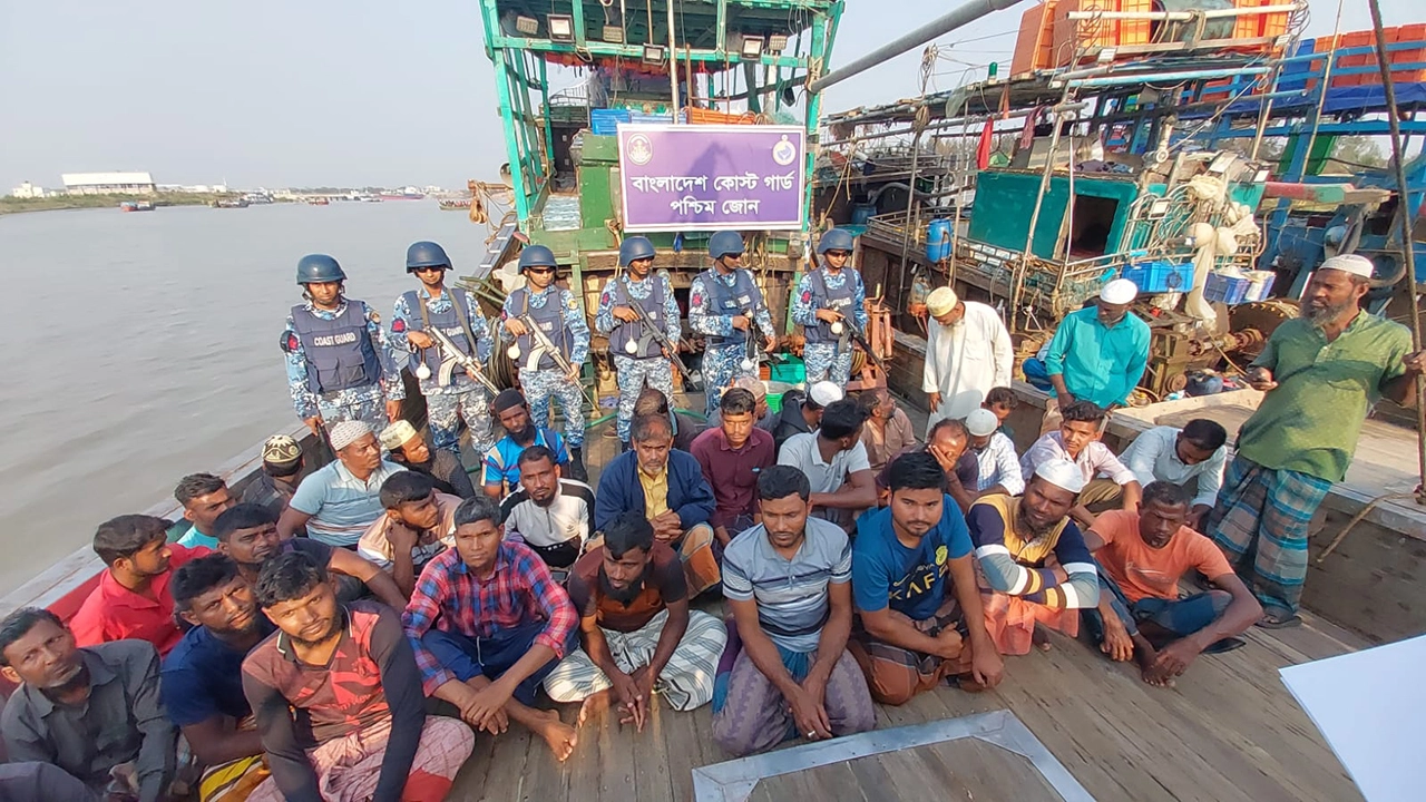 বঙ্গোপসাগরে অবৈধ মাছ শিকারের অভিযোগে কোস্টগার্ড পশ্চিম জোন (মোংলা) তিনটি আর্টিসানাল ট্রলিং বোটসহ ৩৭ জেলে আটক। ছবি: প্রতিনিধি