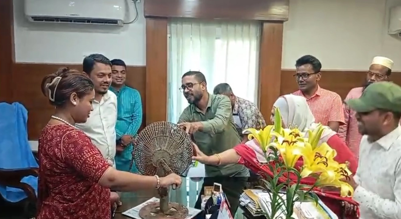 ঝিকরগাছায় খাদ্যবান্ধব কমিটির সভায় বিরোধ নিষ্পত্তির পর লটারির মাধ্যমে একজন ডিলার চূড়ান্ত করা হয়েছে। ছবি: প্রতিনিধি