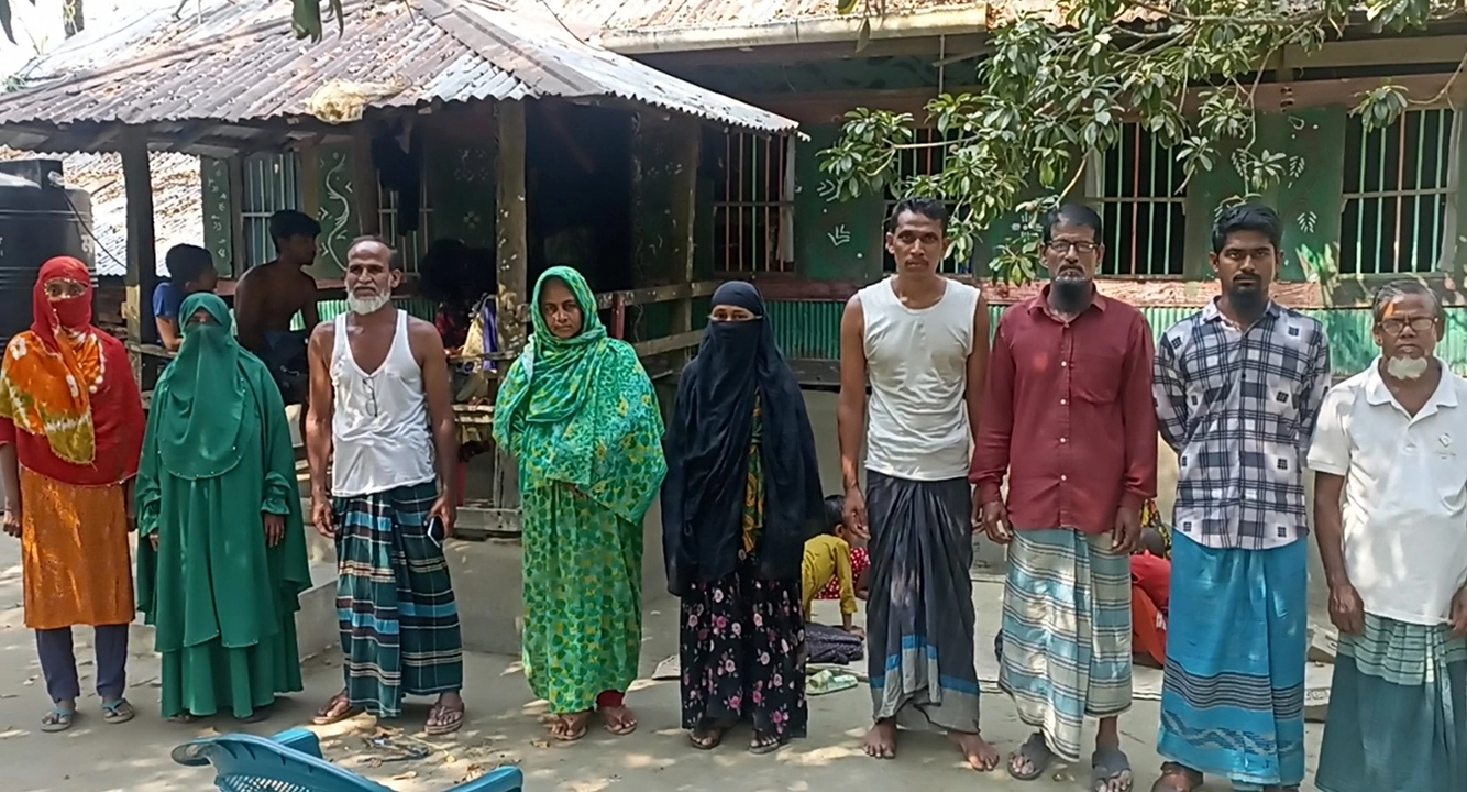 ৩০ বছর ধরে পানির অভাবে দিনযাপন করছে দক্ষিণ গুলিশাখালীর গ্রামবাসী। ছবি: প্রতিনিধি