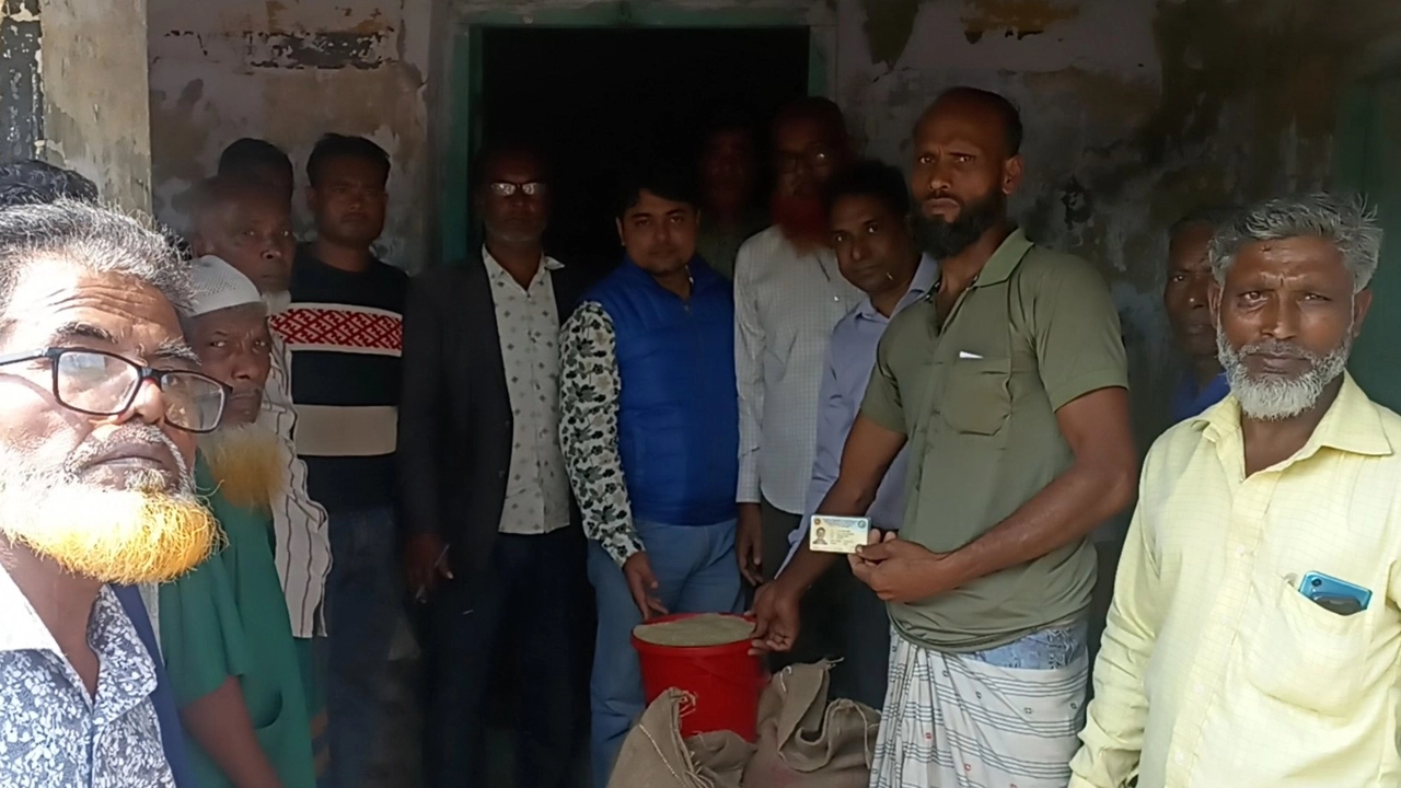 মোরেলগঞ্জ খাউলিয়ায় ৫৩৯ জেলে পরিবারে ৪ মাসের জন্য ১৬০ কেজি ভিজিএফ চাল বিতরণ। ছবি: প্রতিনিধি