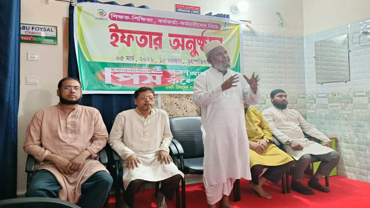 বৃহস্পতিবার যশোর আরবপুর পিস স্কুল অ্যান্ড কলেজের উদ্যোগে ইফতার মাহফিল অনুষ্ঠিত হয়েছে। অনুষ্ঠানে প্রধান অতিথি ছিলেন বিশিষ্ট ব্যবসায়ী খন্দকার রাশেদুজ্জামান রতন। ছবি: গ্রামের কাগজ