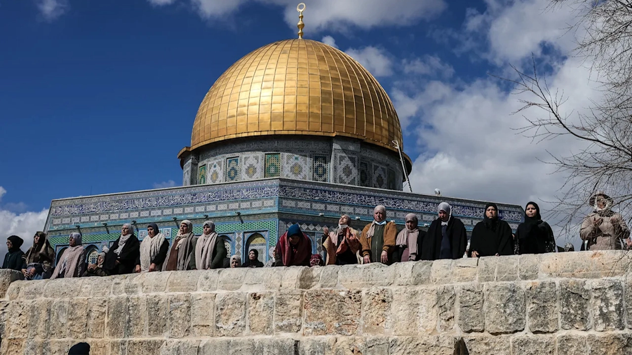 আল-আকসা মসজিদে জুমার নামাজ বন্ধ করল ইসরায়েল