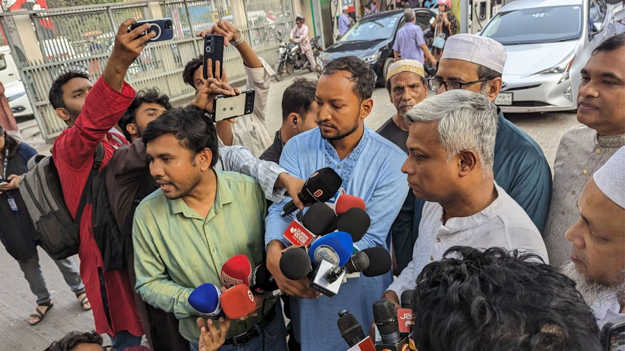 রোববার থেকে রেশনিং পদ্ধতিতে জ্বালানি তেল বিক্রি শুরু ঘোষণা দিলেন প্রতিমন্ত্রী অনিন্দ্য ইসলাম অমিত। ছবি: সংগৃহীত
