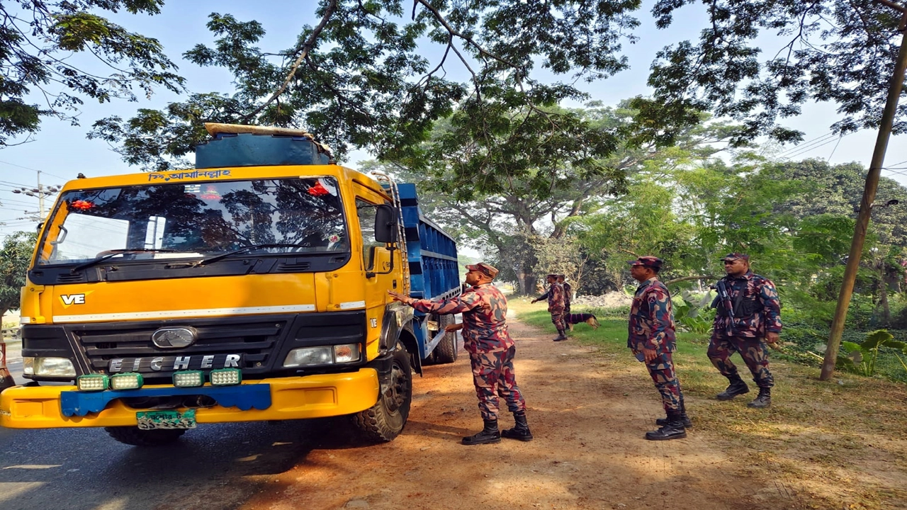 যশোর সীমান্ত দিয়ে জ্বালানি তেল পাচার রোধে শুক্রবার শার্শার আমড়াখালীতে ট্রাক তল্লাশি করে বিজিবি। ছবি: গ্রামের কাগজ