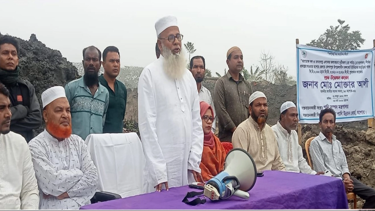 কেশবপুরে জলাবদ্ধতা নিরসনে খাল খনন কার্যক্রমের উদ্বোধন করেন সংসদ সদস্য অধ্যাপক মোক্তার আলী। ছবি: প্রতিনিধি