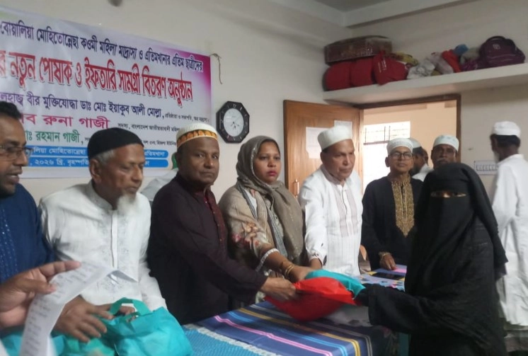 বোয়ালিয়া মোহিতোন্নেছা কওমী মাদ্রাসা ও এতিমখানায় ছাত্রীদের নতুন পোশাক-ইফতার বিতরণ
