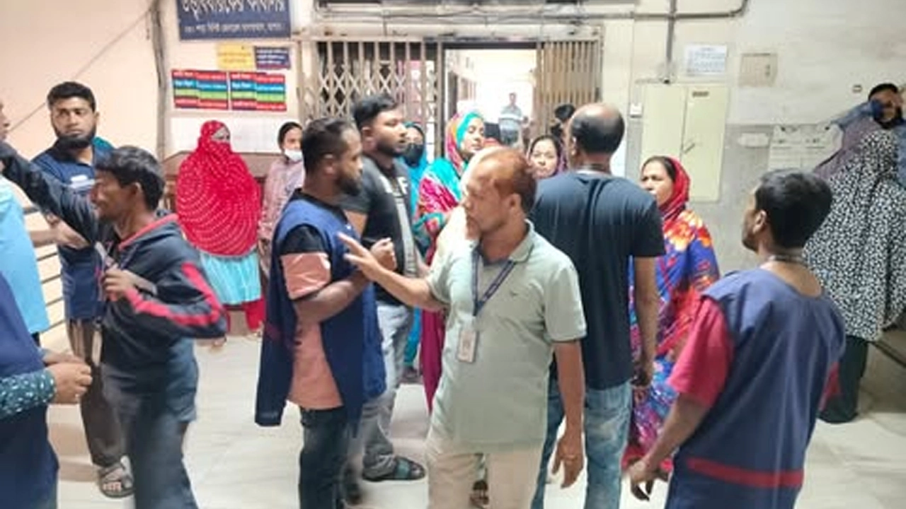 যশোর জেনারেল হাসপাতালে স্বেচ্ছাসেবকদের অবস্থান কর্মসূচি