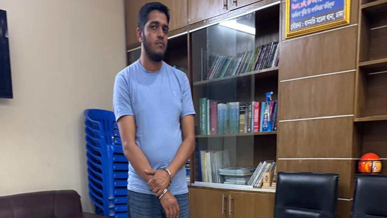 মোংলা বন্দরের এক ব্যবসায়ীর টাকা ও গাড়ি আত্মসাৎ অভিযোগে রকিবুল গ্রেপ্তার।  ছবি: প্রতিনিধি