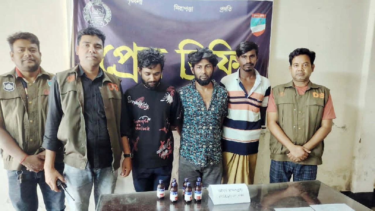 যশোরে পৃথক দুটি অভিযানে দুই দুর্ধর্ষ সন্ত্রাসীকে গ্রেপ্তার করেছে পুলিশের গোয়েন্দা শাখা (ডিবি)। ছবি: গ্রামের কাগজ