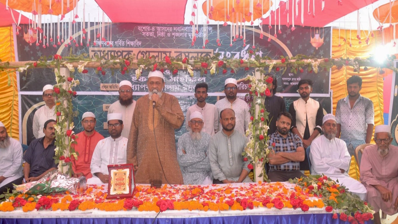 যশোর জেলা জামায়াতের আমির ও সংসদ সদস্য অধ্যাপক গোলাম রসুলকে সংবর্ধনা প্রদান করা হয়েছে। ছবি: প্রতিনিধি