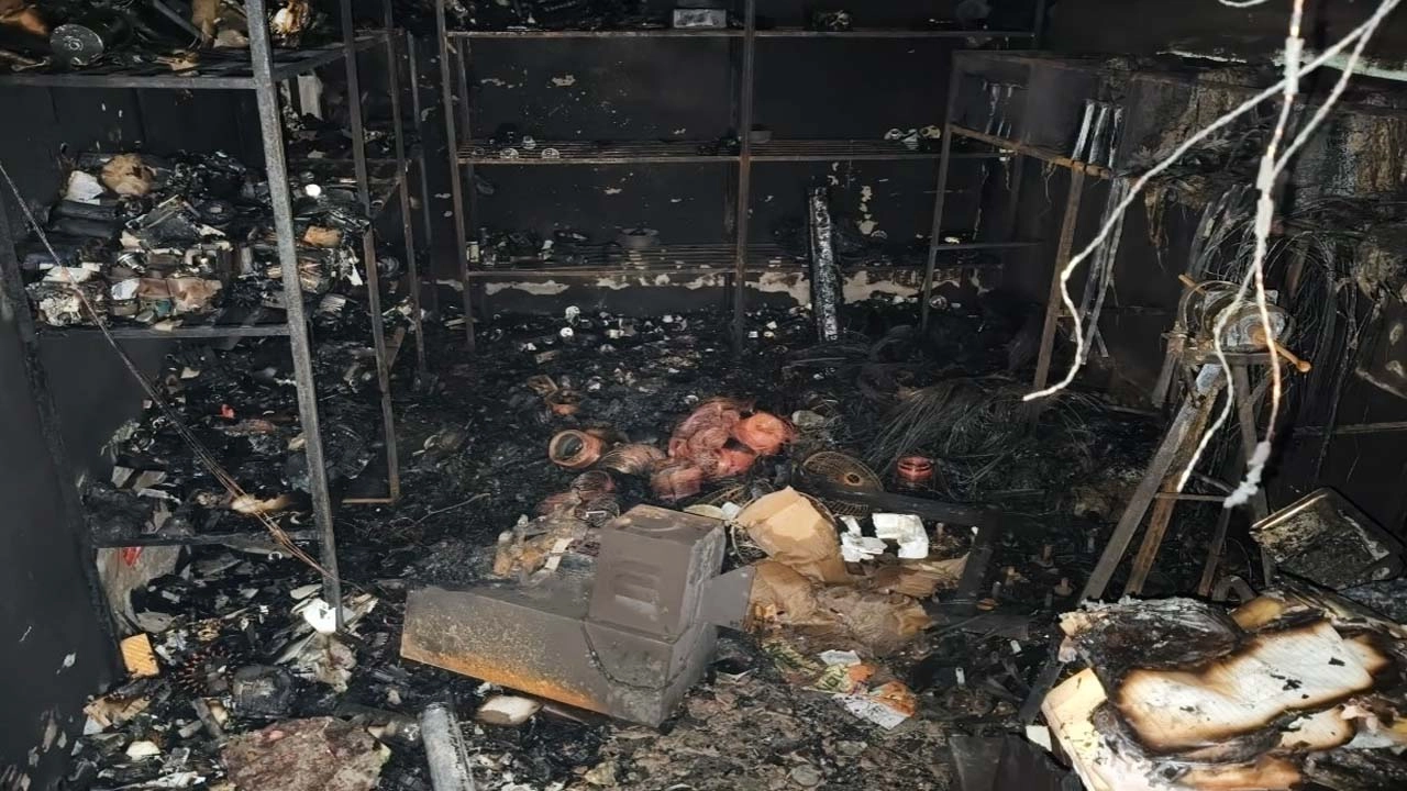 কালীগঞ্জে ইলেকট্রিক দোকানে আগুন, ৪২ লাখ টাকার মালামাল পুড়ে ছাই। ছবি: প্রতিনিধি