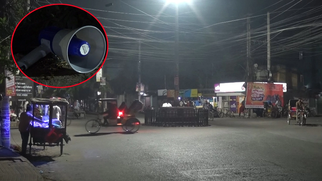 যশোর শহরের চারখাম্বা মোড়ে হঠাৎ করেই মাইকে বঙ্গবন্ধু শেখ মুজিবুর রহমানের ৭ মার্চের ভাষণ প্রচার । ছবি : গ্রামের কাগজ