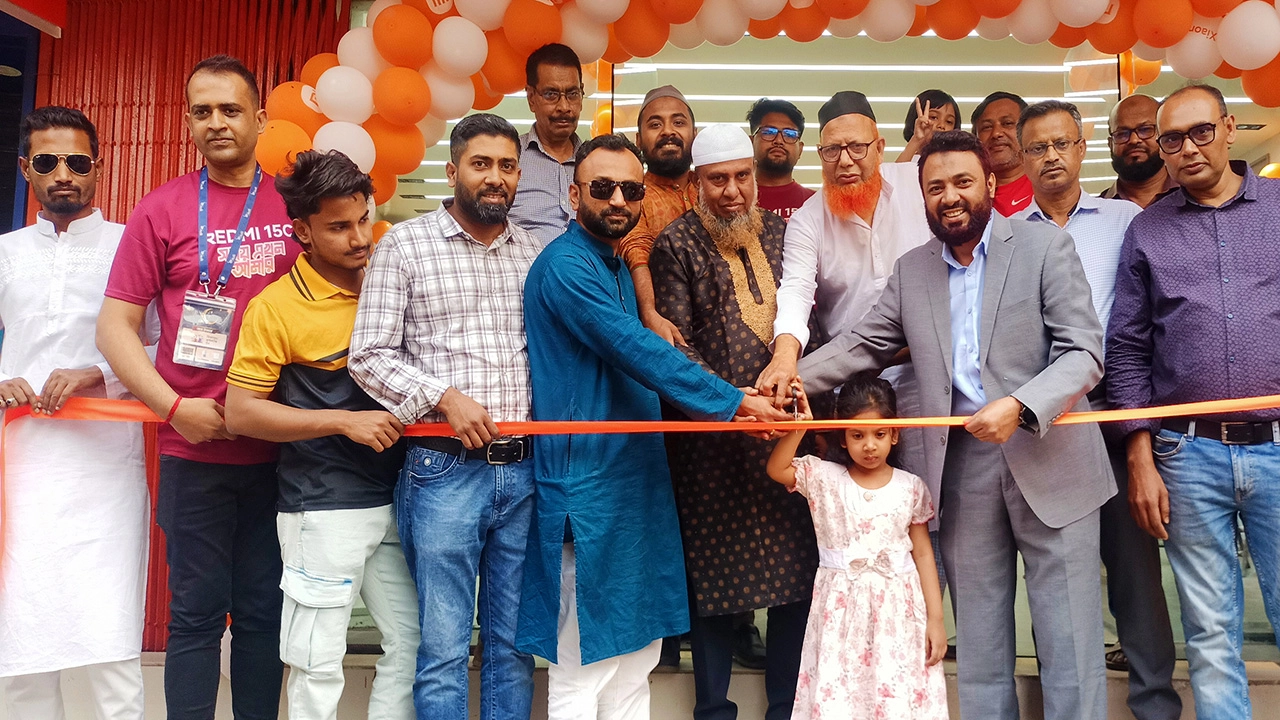 যশোরে ডিনস্ মোবাইল শাওমি এক্সক্লুসিভ শপের উদ্বোধন করেন কোম্পানির ব্যবস্থাপনা পরিচালক মোহাম্মদ আব্দুল কাইউম তসলিম । ছবি : গ্রামের কাগজ