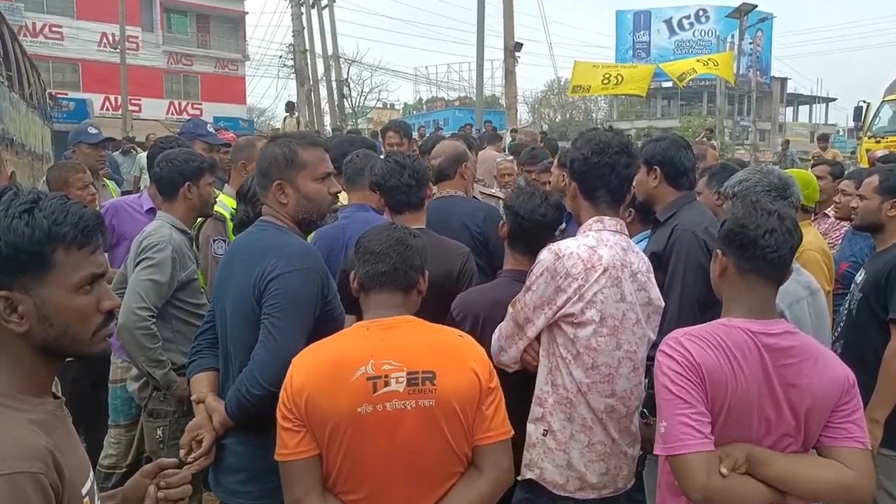 ঝিনাইদহে তেল পাম্পে যুবক নিহতের ঘটনায় বাসে আগুন, প্রতিবাদে শ্রমিকদের সড়ক অবরোধ  ¦ ছবি: রাজিব হাসান