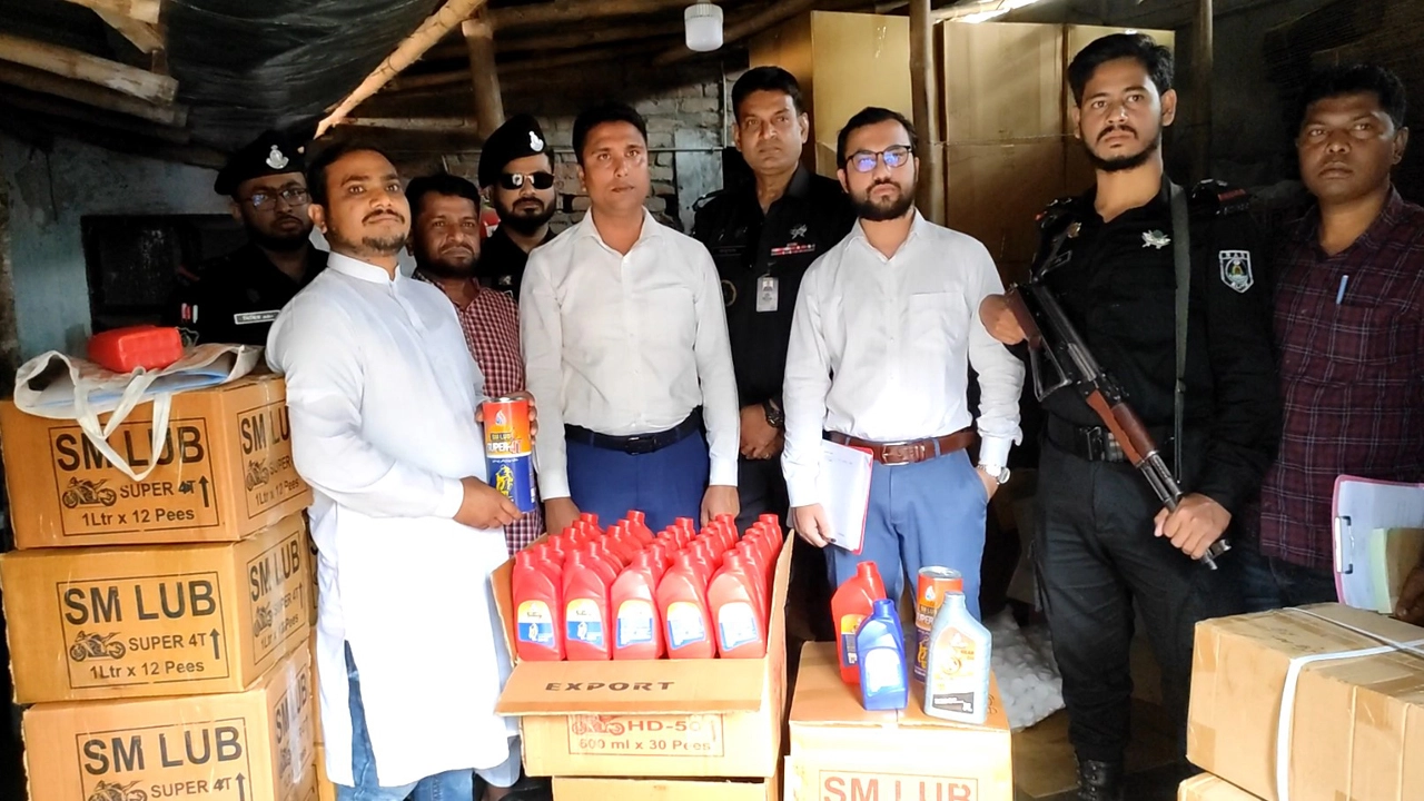 যশোরের মান্দারতলা বাজারে অবৈধভাবে মবিল বোতলজাত করায় এক প্রতিষ্ঠানকে ১ লাখ টাকা জরিমানা। ছবি: গ্রামের কাগজ