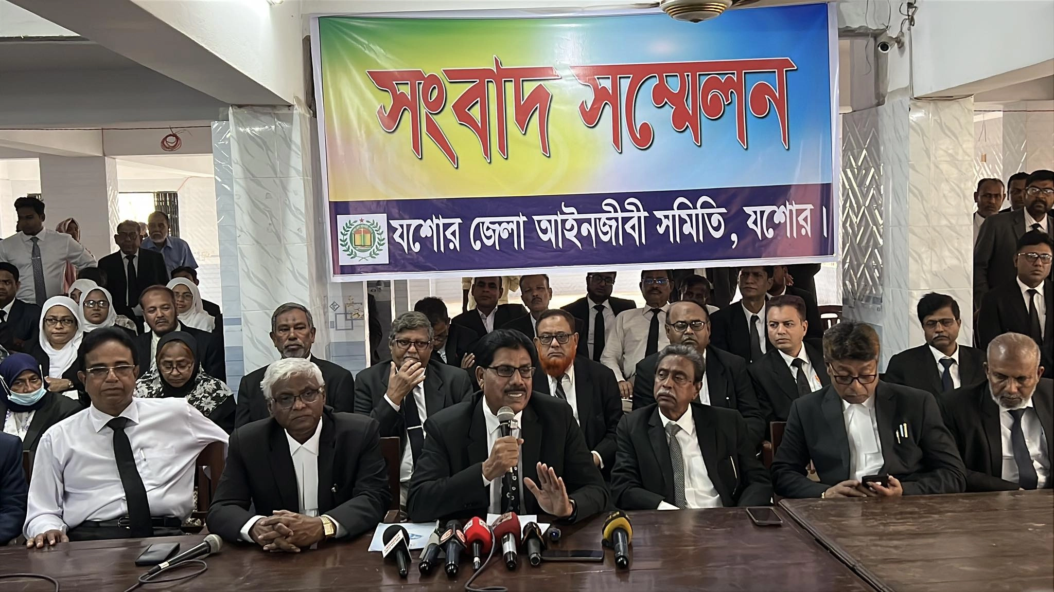 সাংবাদিক সম্মেলন করেছে যশোর জেলা আইনজীবী সমিতি