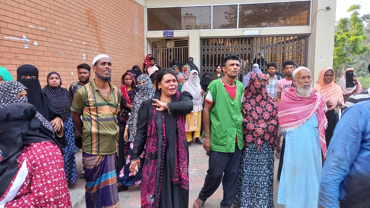 নতুন মাদারীপুর গ্রামে আধিপত্য বিস্তারকে কেন্দ্র করে দুই পক্ষের সংঘর্ষে আলমগীর হাওলাদার নিহত।