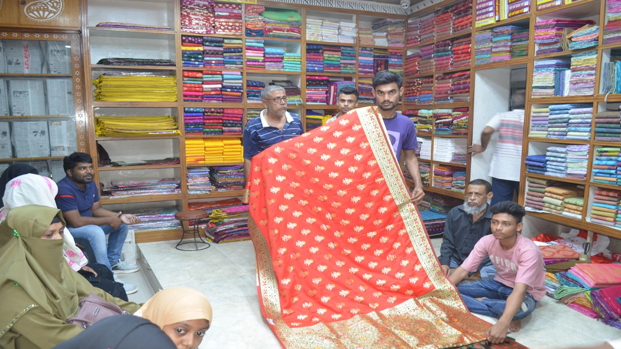 ফ্যাশন সচেতন নারীর উৎসব সাজে পছন্দ জিমিচু, মসলিন ও অরগাঞ্জা শাড়ি