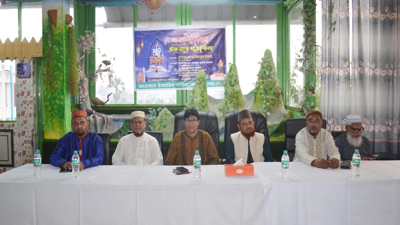 মঙ্গলবার জয়তী সোসাইটর মিলনায়তনে ইসলামিক স্টাডিজ ফোরাম যশোর জেলার উদ্যোগে মতবিনিময় এবং ইফতার ও দোয়া মাহফিল অনুষ্ঠিত হয়েছে। ছবি: গ্রামের কাগজ