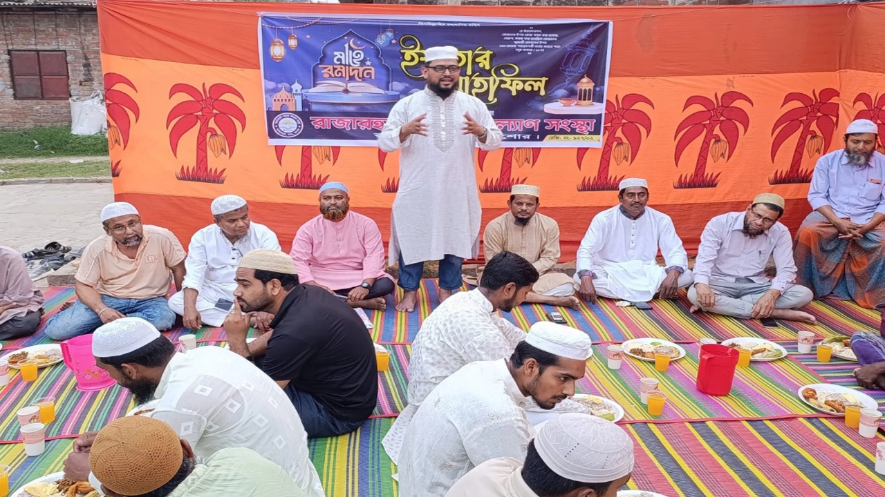 মঙ্গলবার যশোরের রাজারহাট সমাজ কল্যাণ সংস্থার উদ্যোগে ইফতার ও দোয়া মাহফিল অনুষ্ঠানে বক্তৃতা করেন সংস্থার সভাপতি মুন্সি নাজমুল হোসেন। ছবি: গ্রামের কাগজ