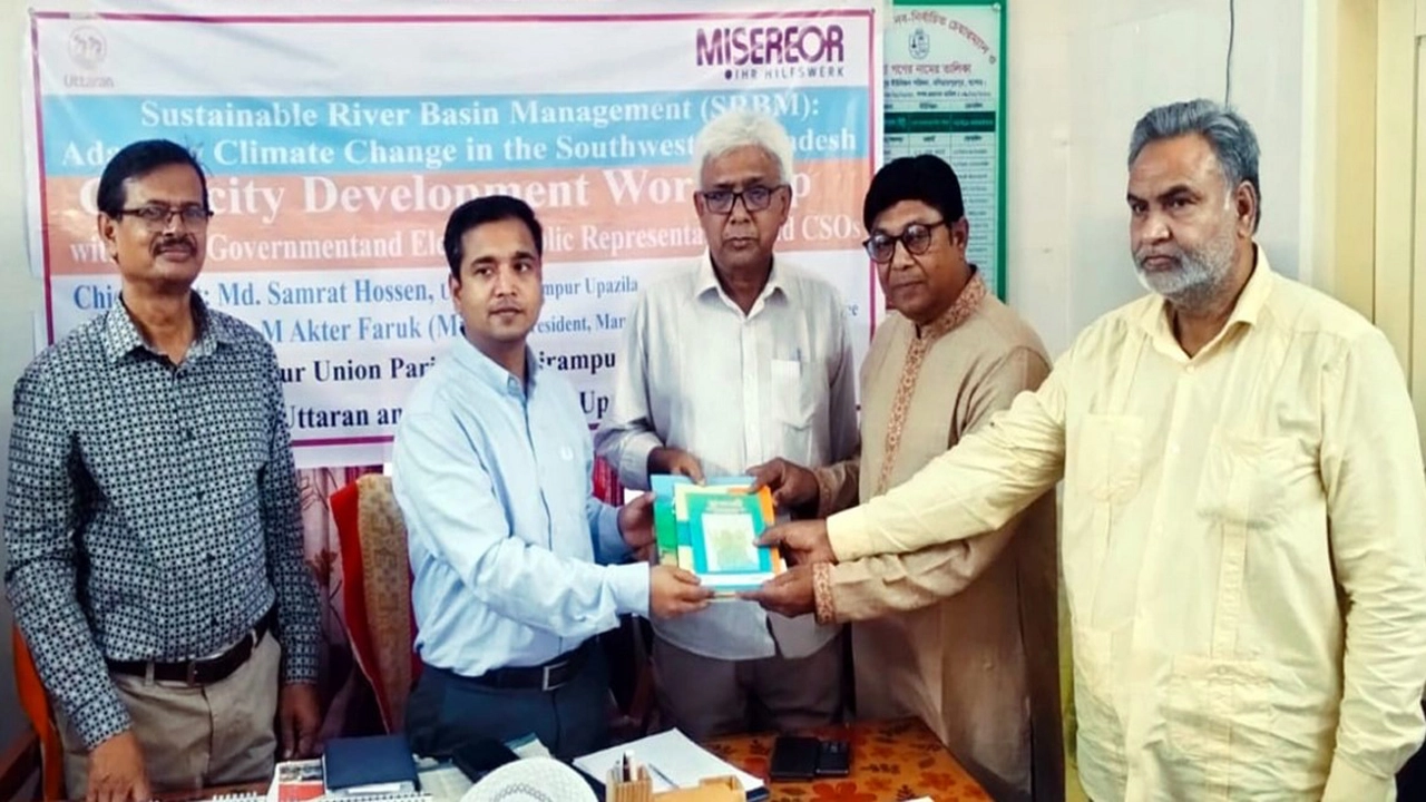মণিরামপুরে পানি কমিটির সভায় নেতৃবৃন্দ ইউএনও সম্রাট হোসেনের কাছে ভবদহ মোকাবেলায় জনগনের ৭দফা দাবীসমূহ একটি আবেদন তুলে দেন। ছবি: প্রতিনিধি