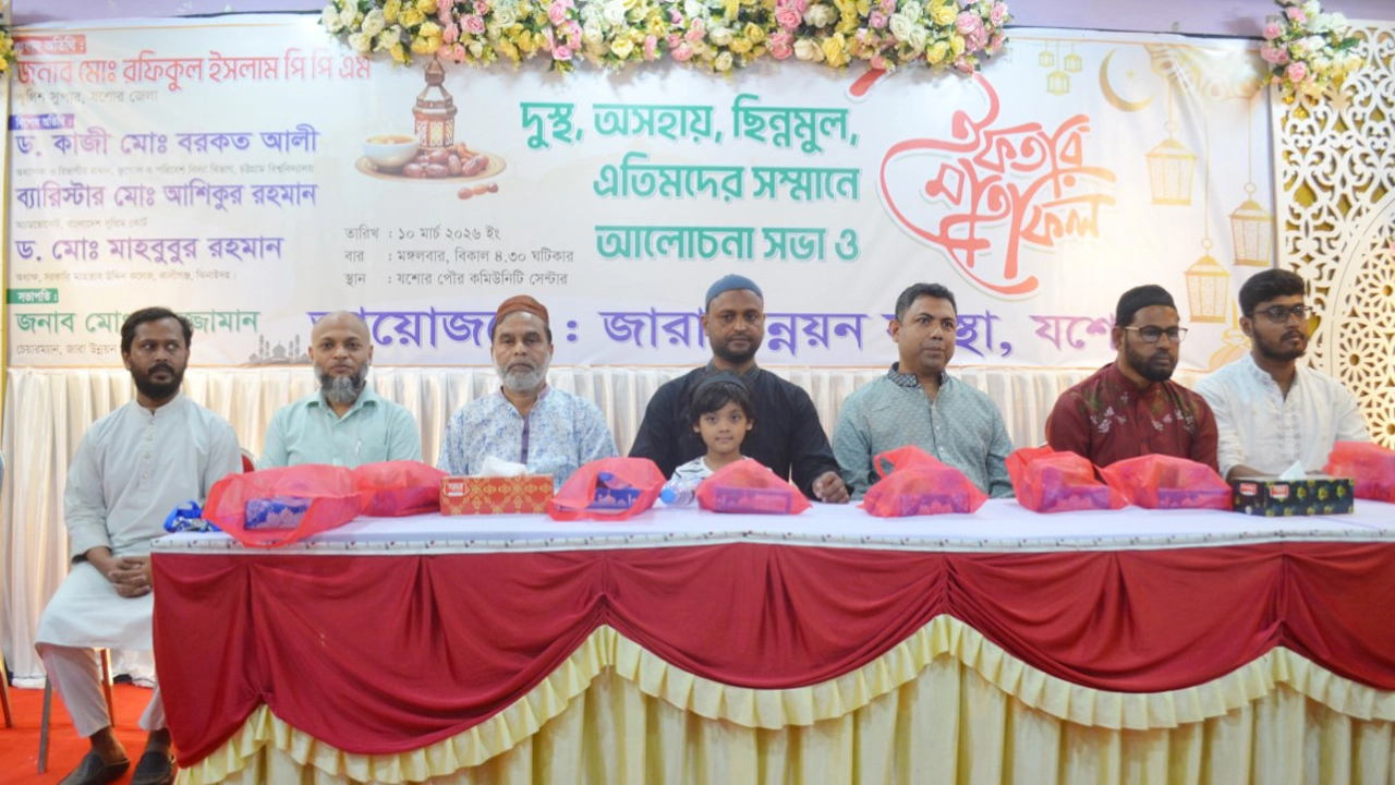 মঙ্গলবার স্থানীয় একটি কমিউনিটি সেন্টারে জারা উন্নয়ন সংস্থা যশোরের উদ্যোগে ইফতার ও দোয়া মাহফিল অনুষ্ঠিত হয়েছে। ছবি: গ্রামের কাগজ