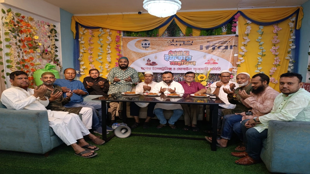 যশোরে ইলেক্ট্রনিক্স ও মোবাইল ব্যবসায়ীদের ইফতার ও দোয়া মাহফিল অনুষ্ঠিত। ছবি: গ্রামের কাগজ