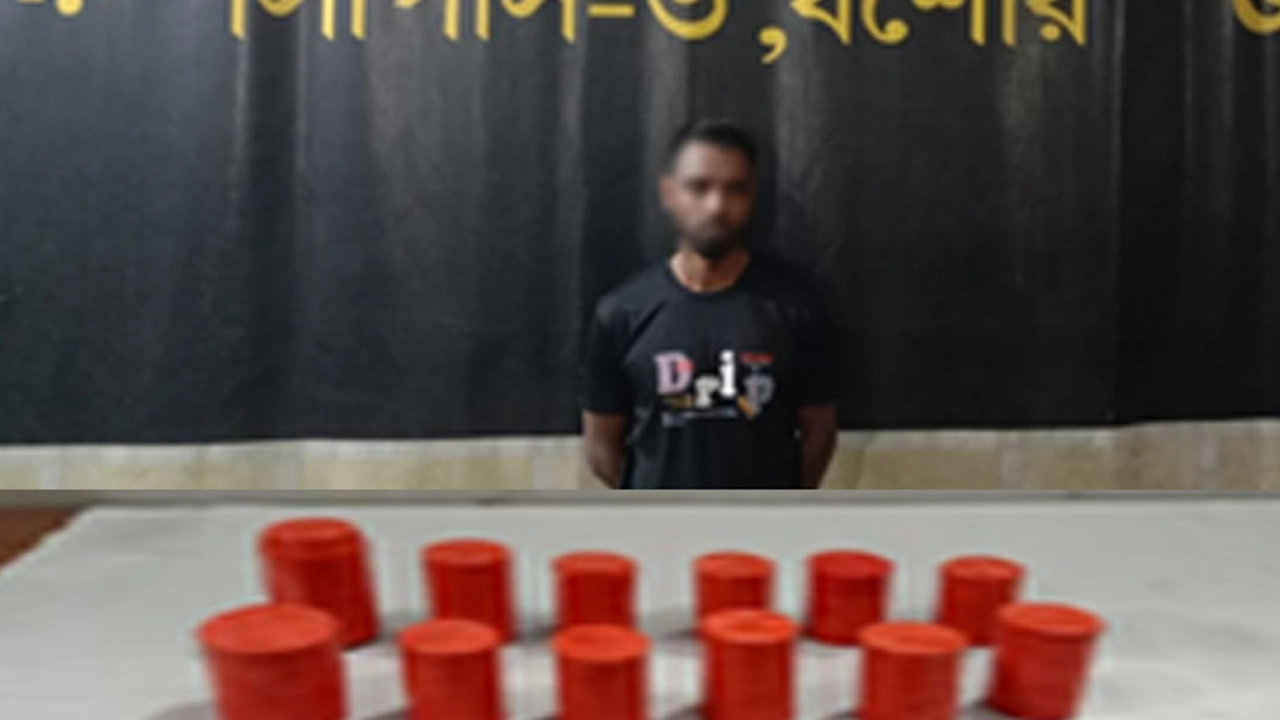 অভয়নগরে ১২টি ককটেলসহ যুবক আটক