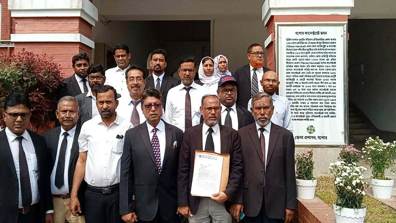 আদালত বর্জনের সিদ্ধান্তে জেলা প্রশাসকের কাছে আইনজীবী সমিতির স্মারকলিপি। ছবি: গ্রামের কাগজ