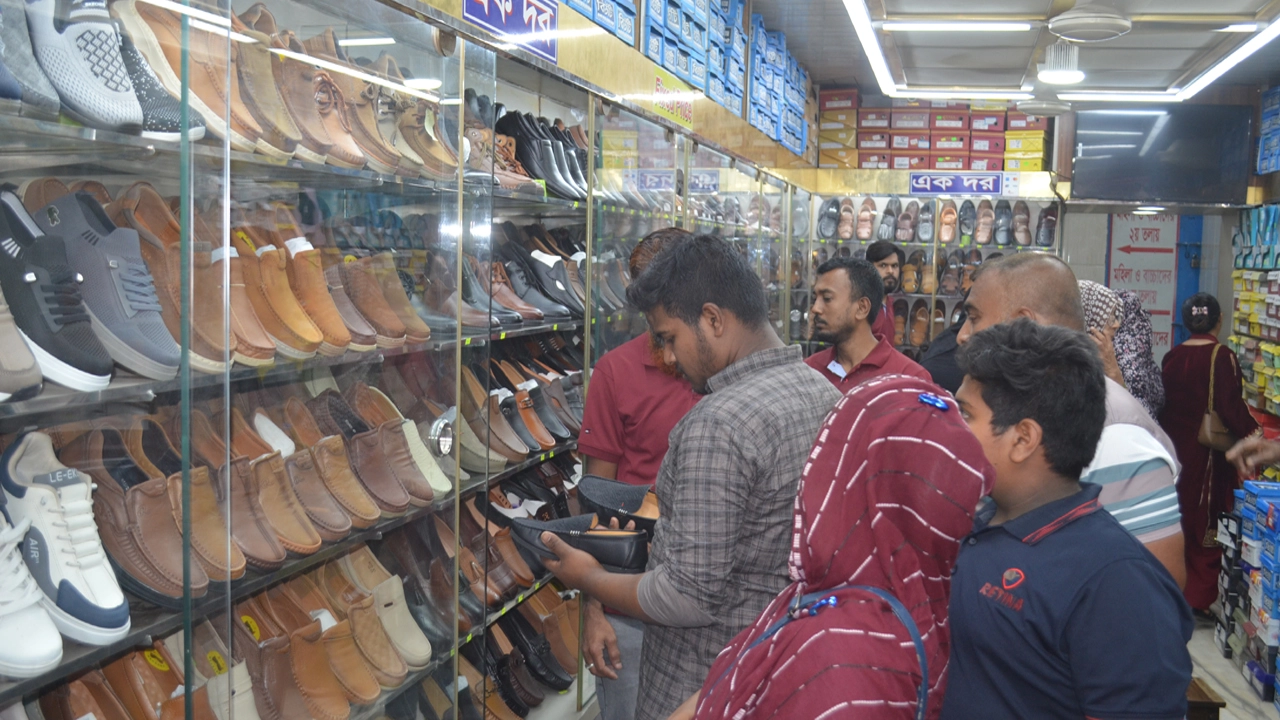 পোশাকের সাথে চাই হাল ফ্যাশনের মানানসই জুতা