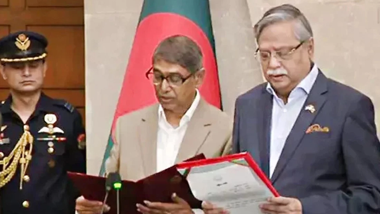 মন্ত্রী হিসেবে শপথ নিলেন আহমেদ আযম খান