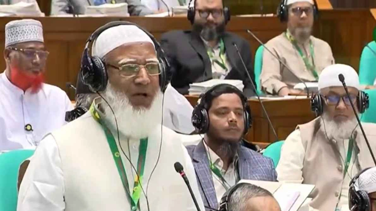 জাতীয় সংসদের প্রথম অধিবেশনের প্রথম দিনে বিরোধীদলীয় নেতার বক্তব্য রাখছেন  জামায়াতে ইসলামীর আমির ডা. শফিকুর রহমান।