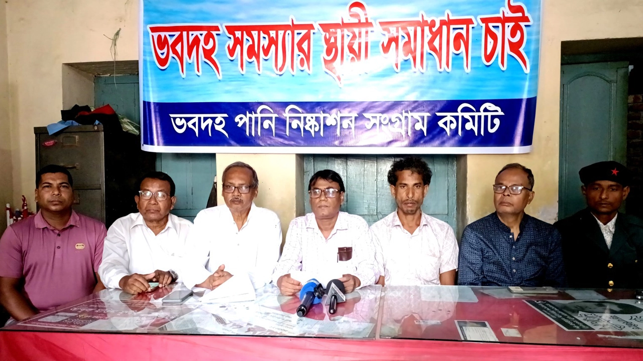 ভবদহ সমস্যার স্থায়ী সমাধানের দাবিতে বৃহস্পতিবার দুপুরে সংবাদ সম্মেলন করেন পানি নিস্কাশন কমিটি। ছবি: গ্রামের কাগজ
