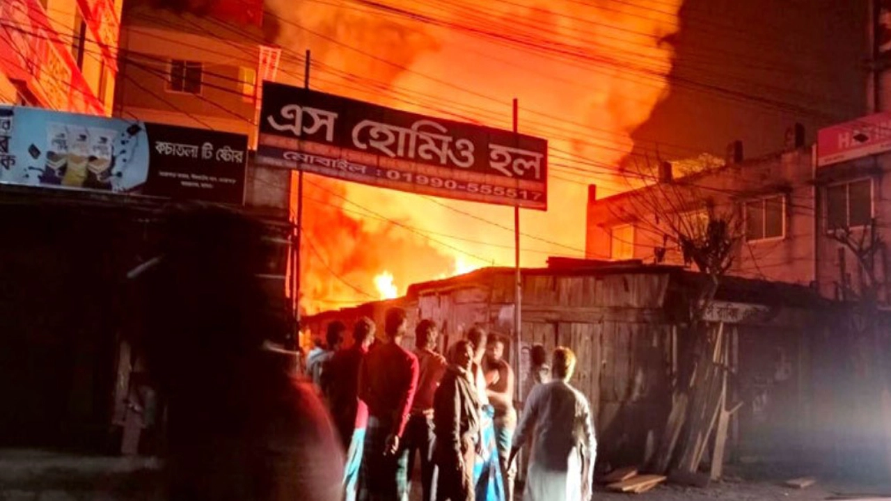 যশোরের অভয়নগরে গভীর রাতে ভয়াবহ অগ্নিকাণ্ডে ফার্নিচার শোরুমসহ ১২টি দোকান পুড়ে ছাই। ছবি: প্রতিনিধি