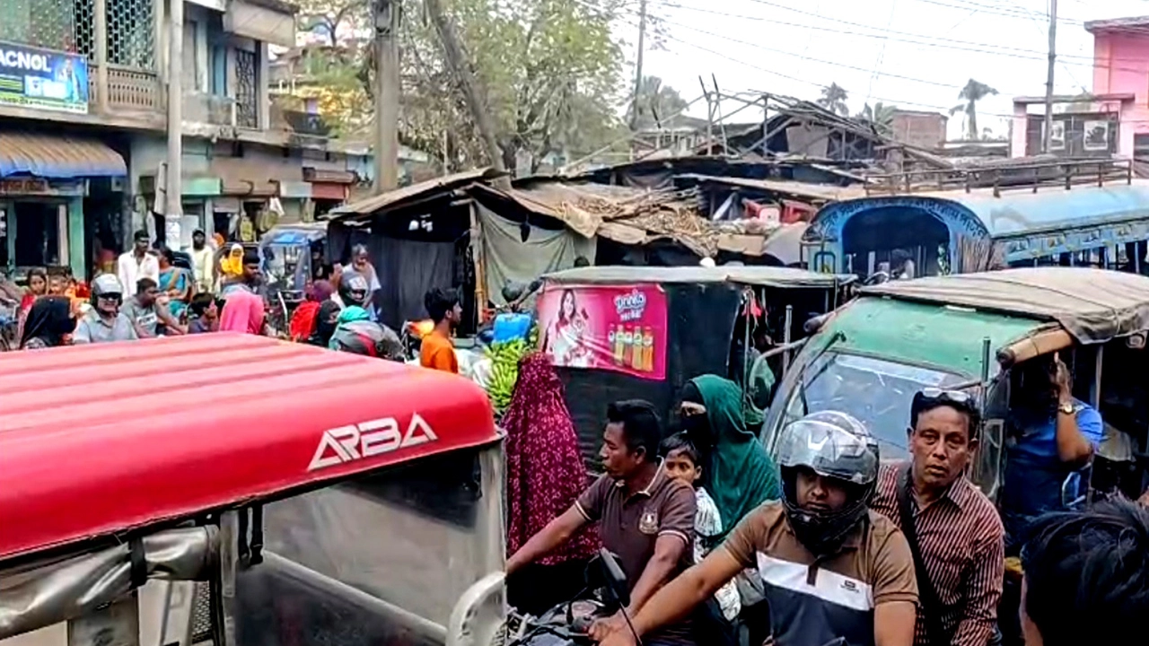 ঝিনাইদহের কালীগঞ্জ শহরের কালীবাড়ি মোড় বা আটা চাঁদনী এলাকায় ভয়াবহ যানজটের সৃষ্টি। ছবি: প্রতিনিধি