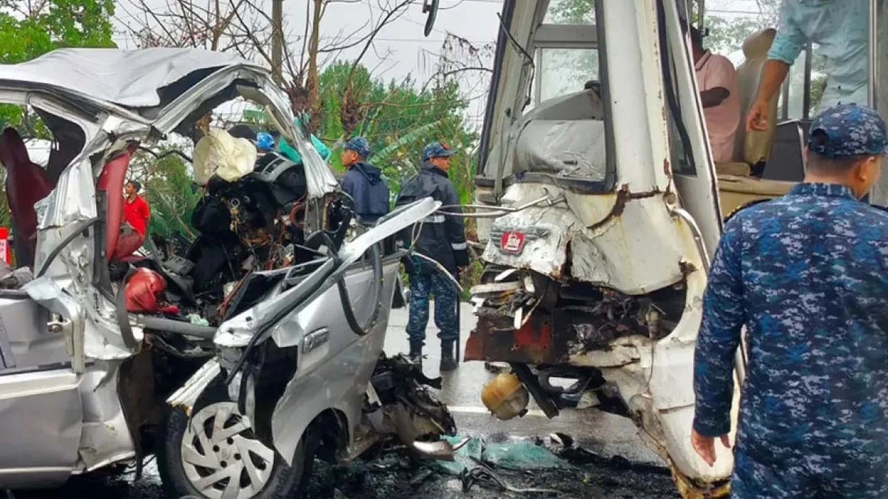 বাগেরহাটের মংলায় ভয়াবহ দুর্ঘটনায় ক্ষতিগ্রস্ত গাড়ি । ছবি : সংগৃহীত